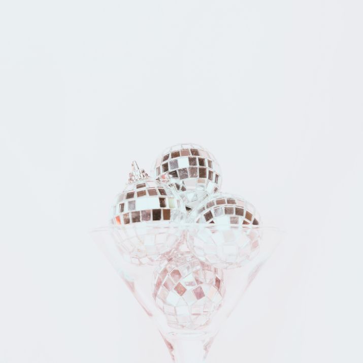 Boules de disco dans un verre à cocktail transparent