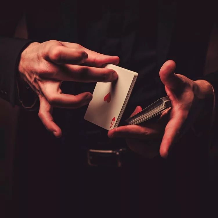 Magicien avec ses cartes<br />
