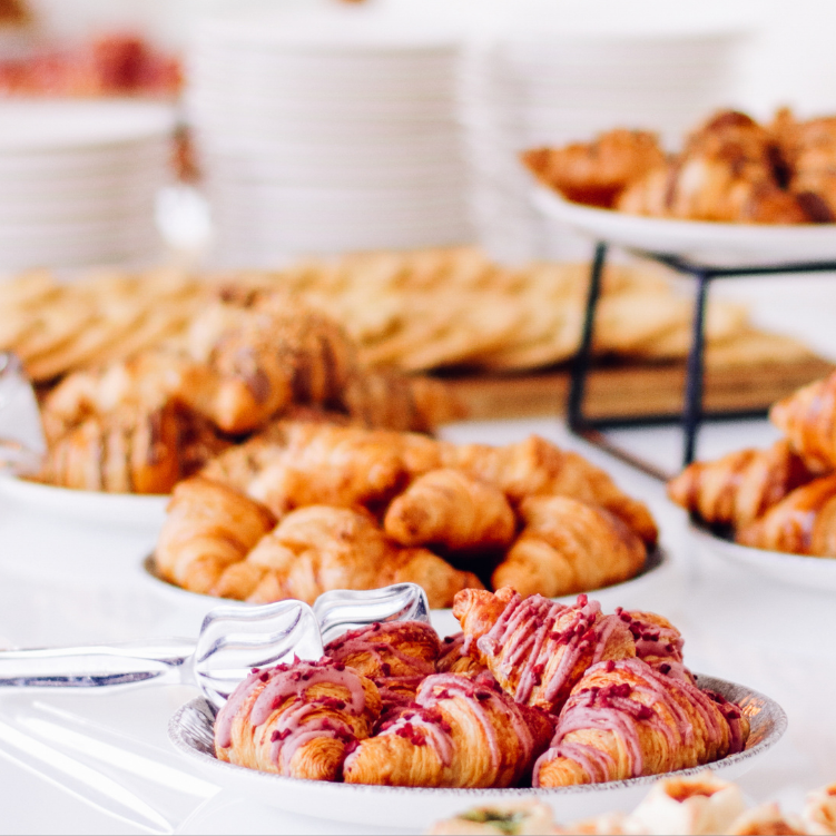 Petit dejeuner buffet avec assortiment pour petit-déjeuner