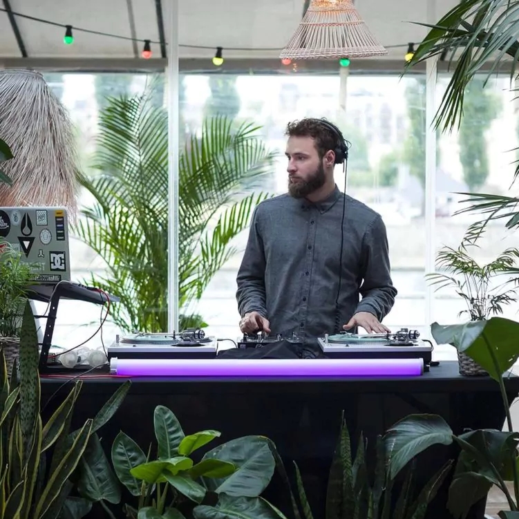 DJ en train de jouer sur une table de mixage